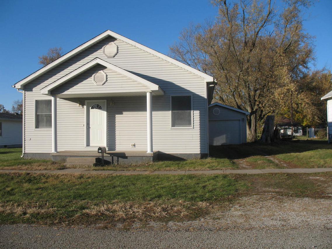 609 E Clay St., Clinton, IL 61727