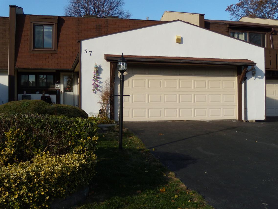 57 Westwood Sq., Indian Head Park, IL 60525