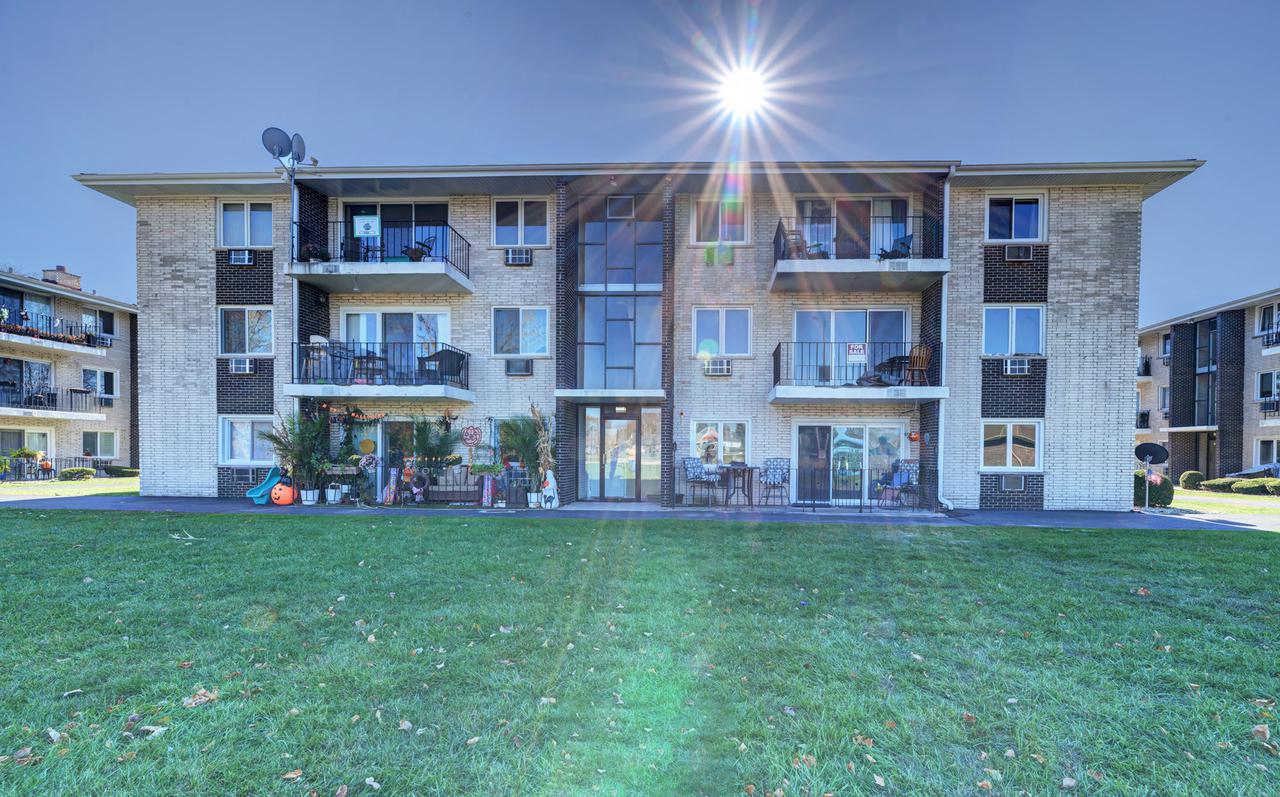 6540 W 94th Pl. #1B, Oak Lawn, IL 60453