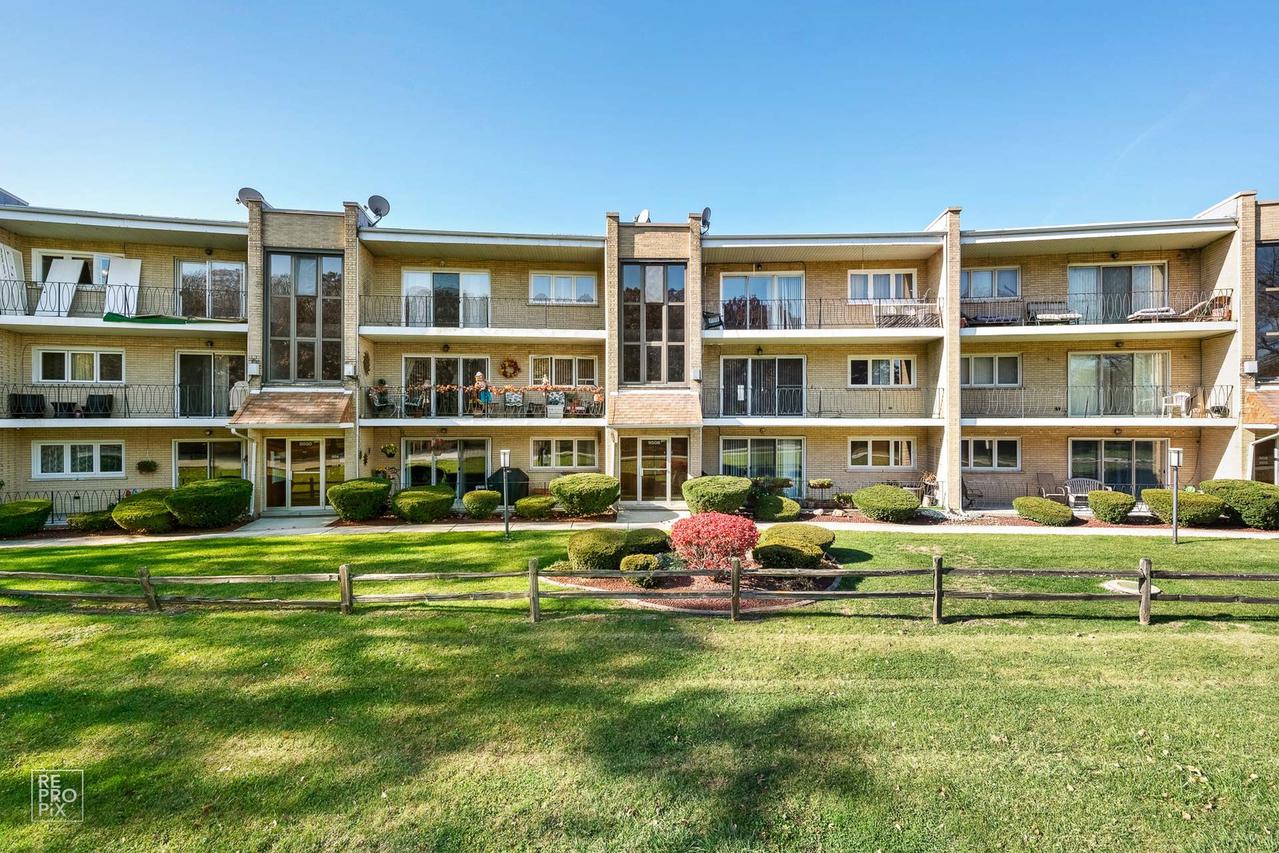 9508 S 86th Ave. #203, Hickory Hills, IL 60457