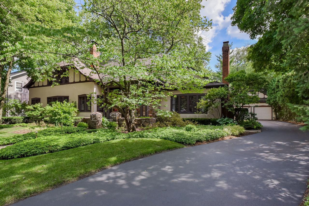 577 Lakeview Ter., Glen Ellyn, IL 60137