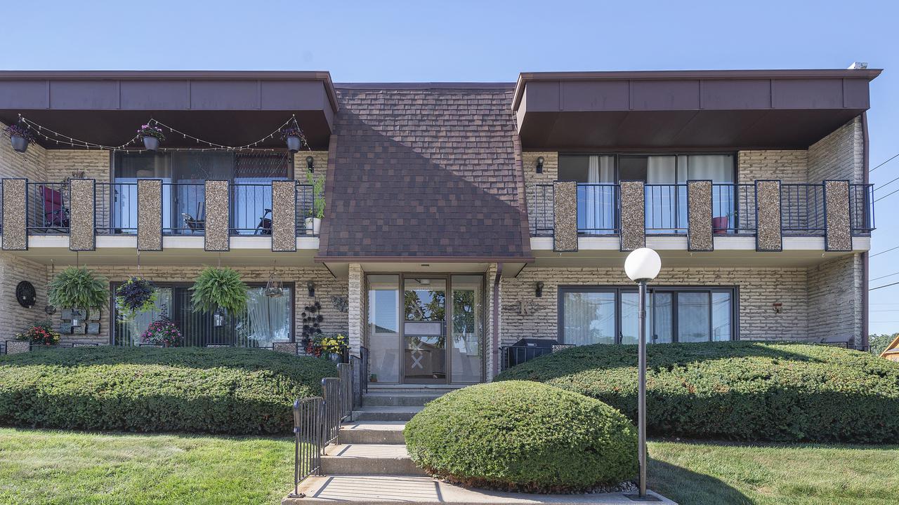 9105 S Roberts Rd. #1B, Hickory Hills, IL 60457