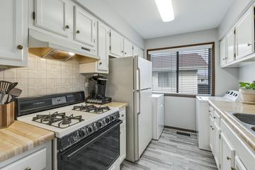 2S763 Winchester Cir. #E4, Warrenville, IL 60555
