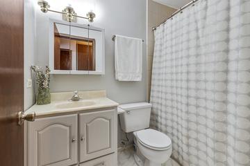 2S763 Winchester Cir. #E4, Warrenville, IL 60555