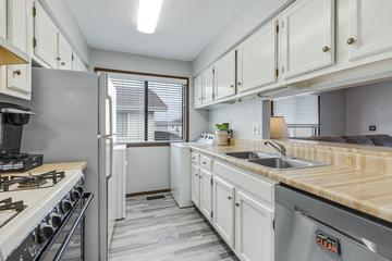 2S763 Winchester Cir. #E4, Warrenville, IL 60555