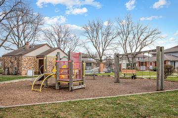 2S763 Winchester Cir. #E4, Warrenville, IL 60555