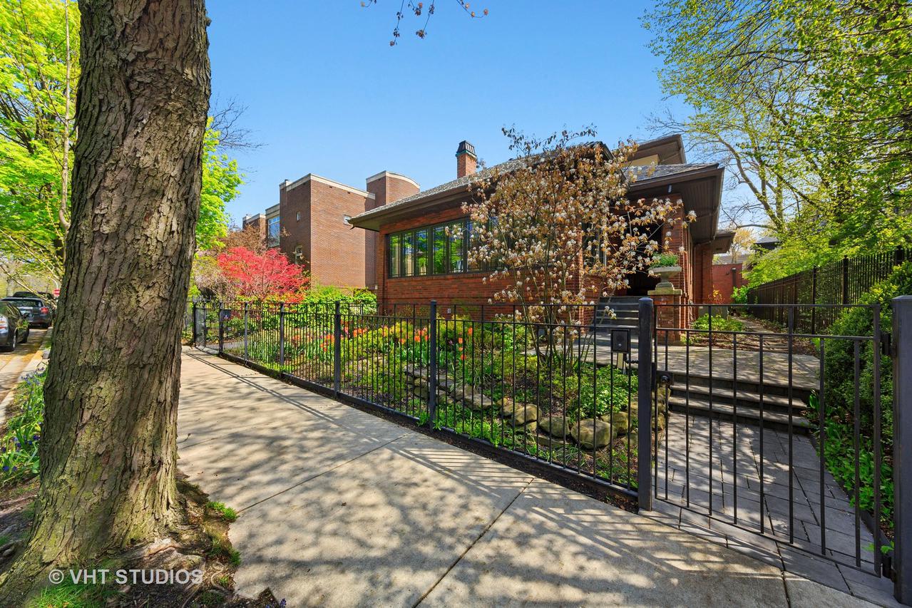 819 W Castlewood Ter., Chicago, IL 60640