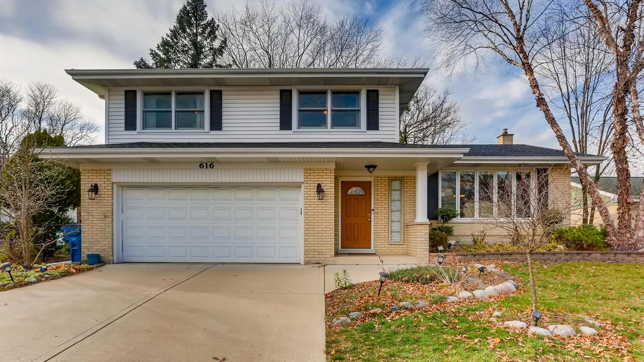 616 Huntington Ln., Schaumburg, IL 60193