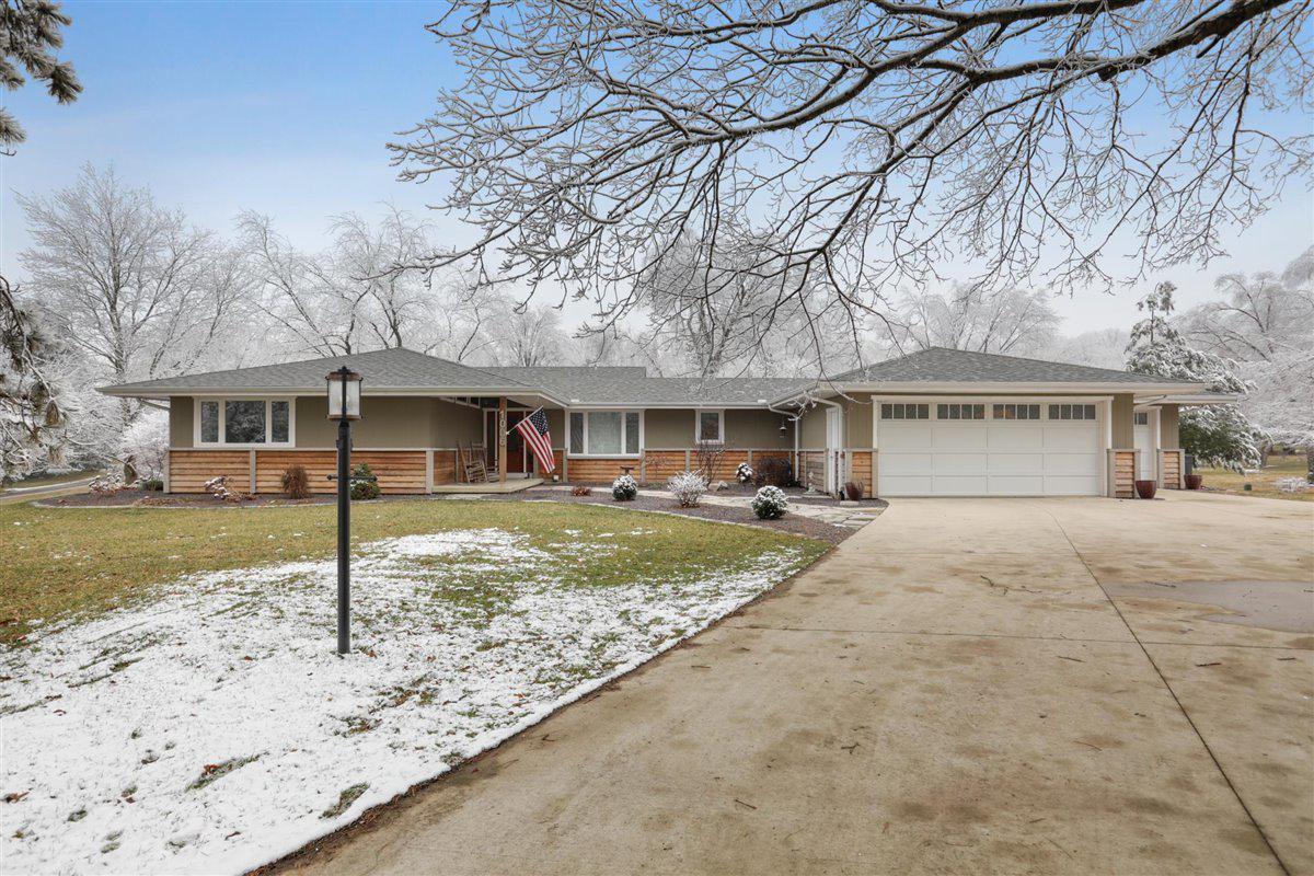 1006 Forestview Dr., Mahomet, IL 61853