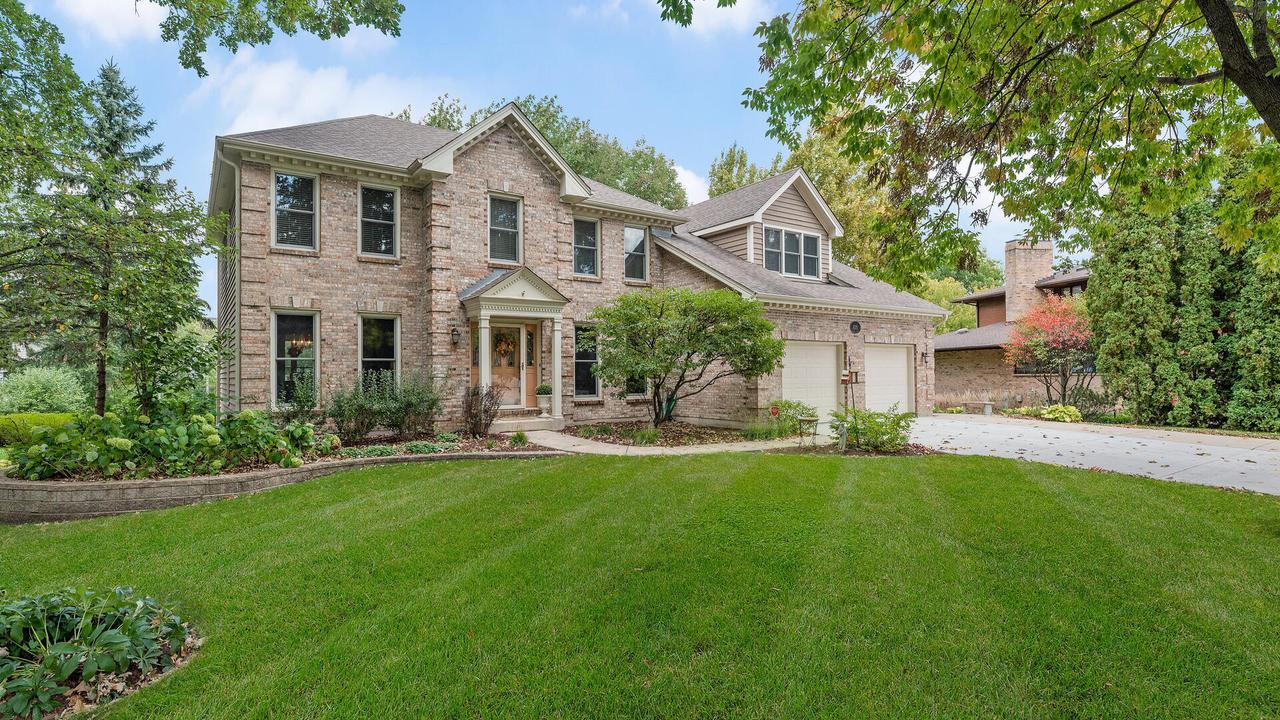 870 Baker Ct., Glen Ellyn, IL 60137