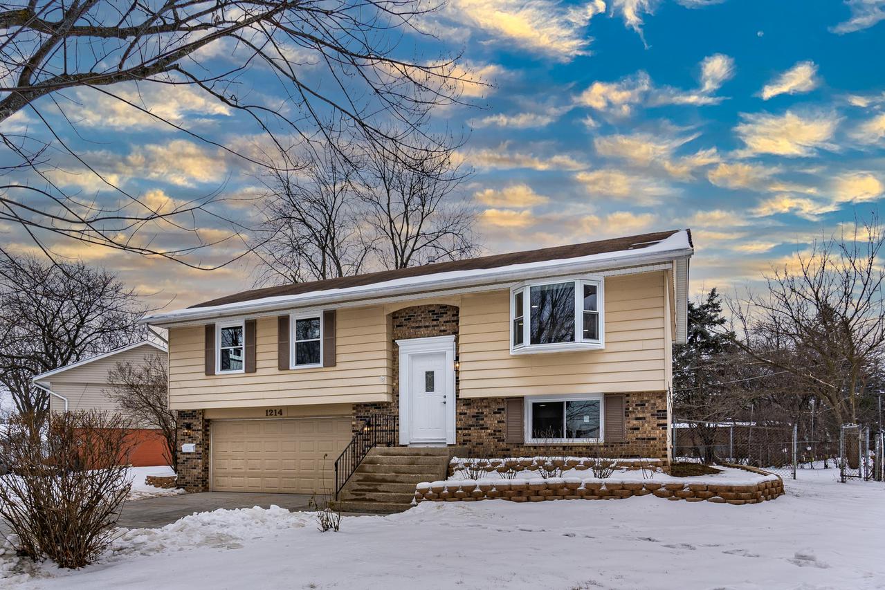 1214 Alexander Pl., Streamwood, IL 60107