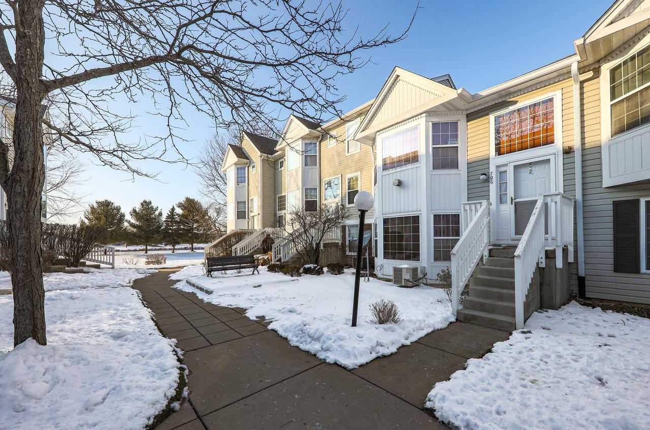706 Hidden Creek Ln., North Aurora, IL 60542