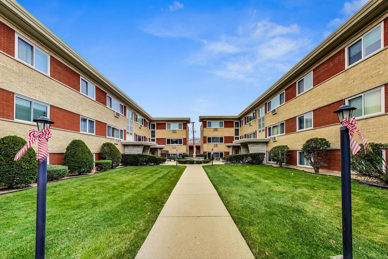 6815 W Raven St. #2A, Chicago, IL 60631