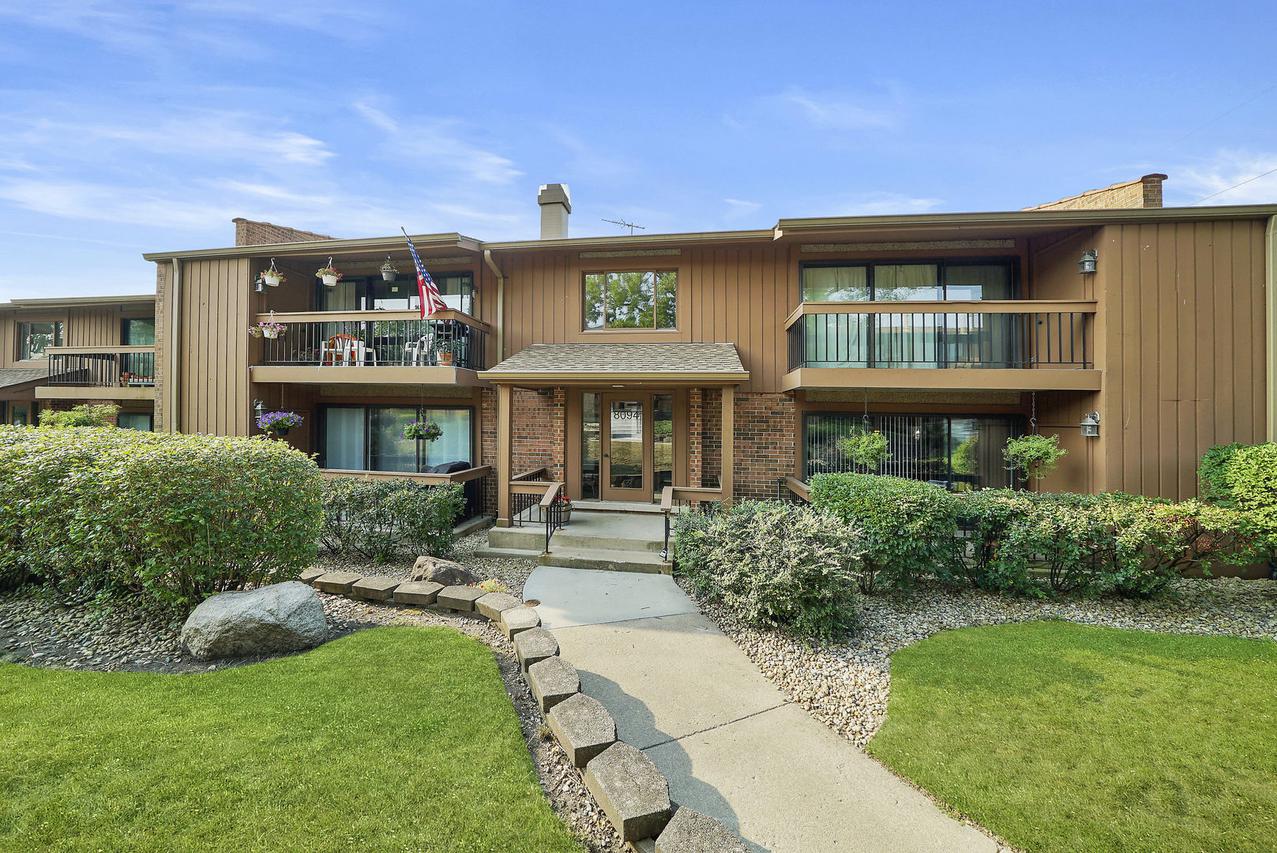 8094 Garfield Ave. #4-3, Burr Ridge, IL 60527