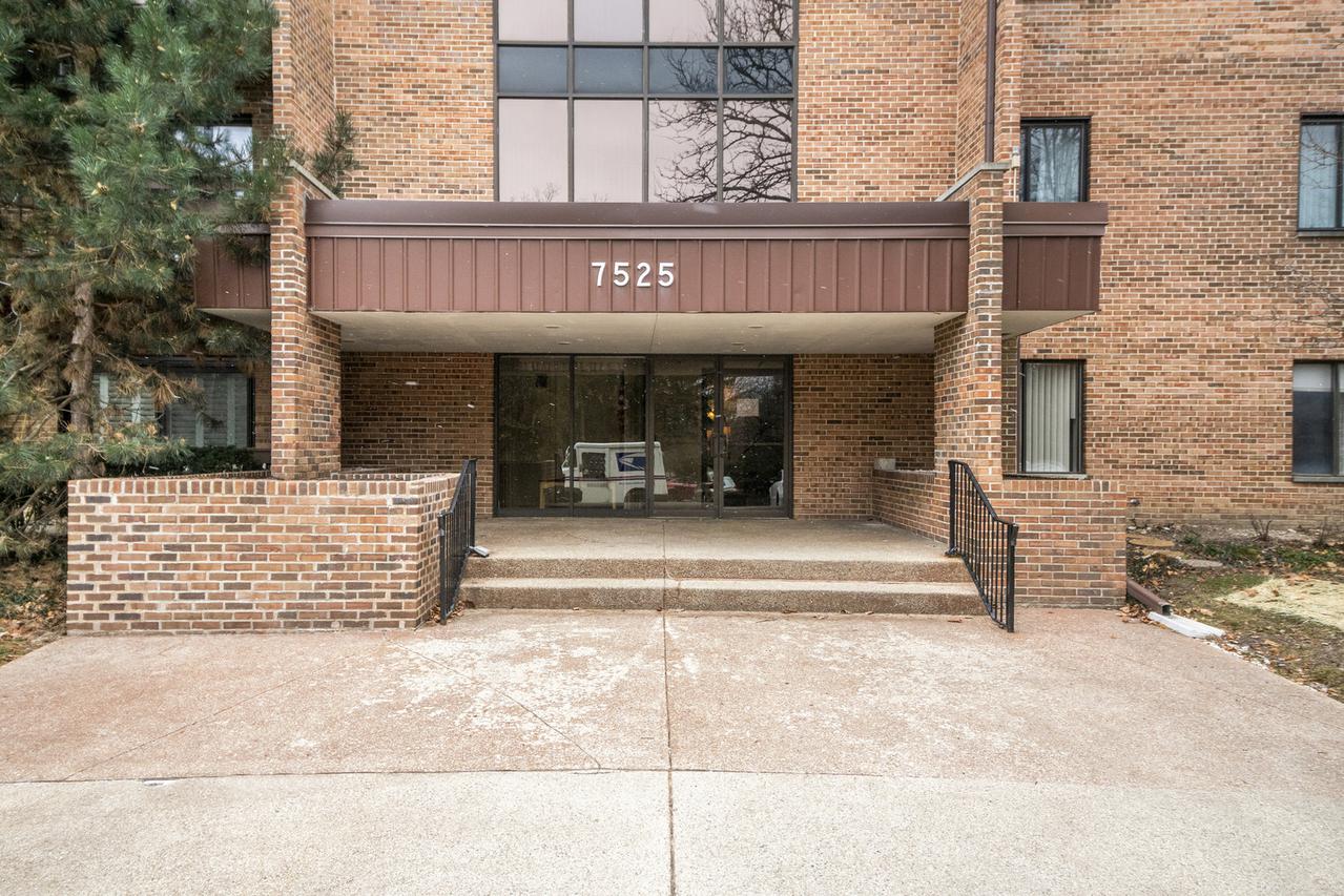 7525 Nantucket Dr. #207, Darien, IL 60561