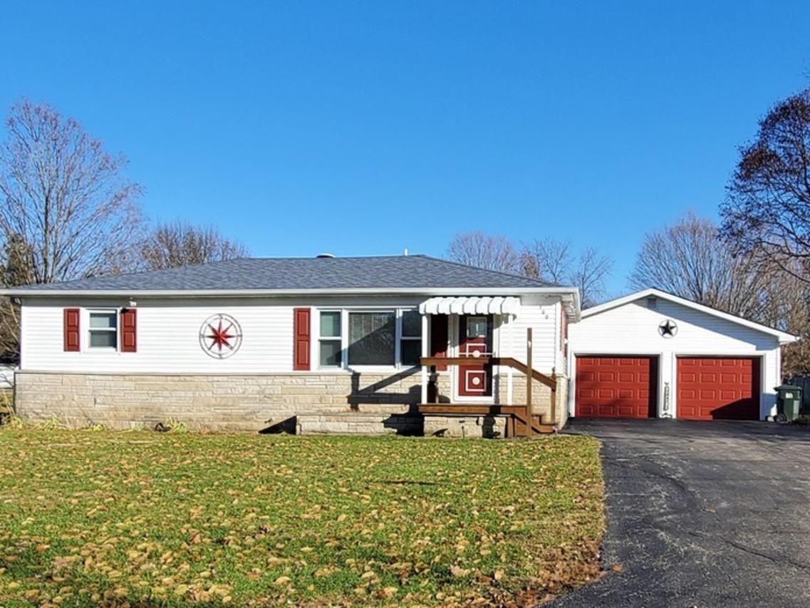 100 N Jonathan St., Oakland, IL 61943