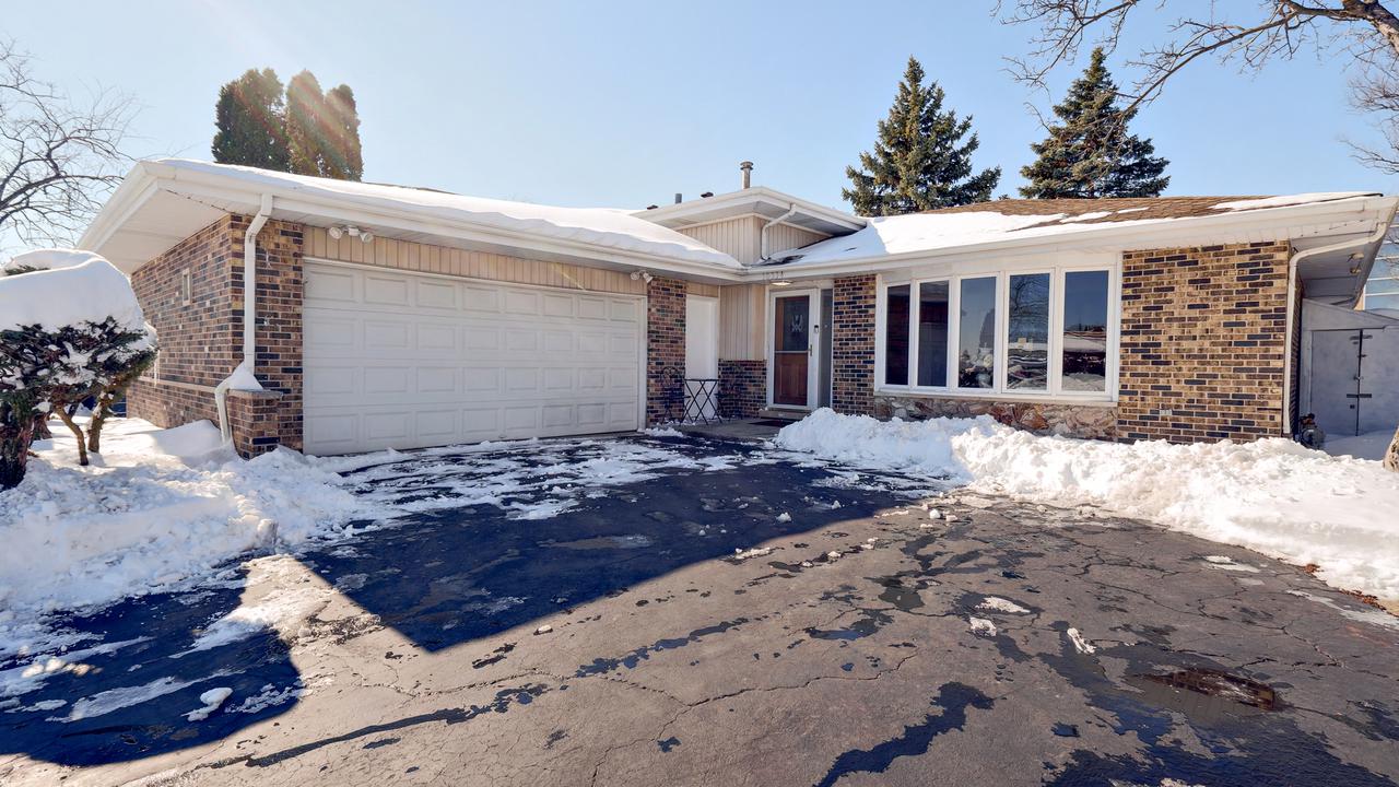 10334 S Aspen Dr., Palos Hills, IL 60465
