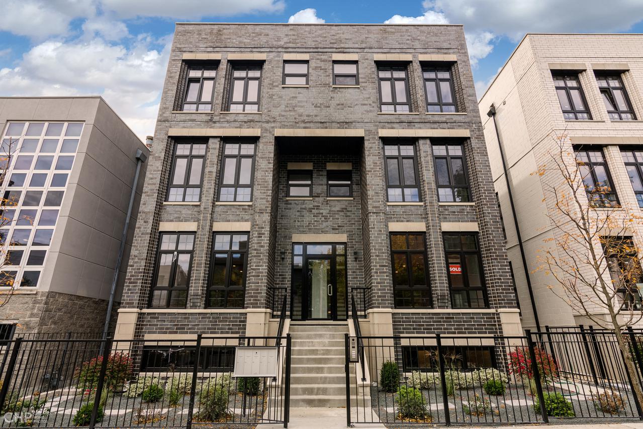 1113 W Chestnut St. #1W, Chicago, IL 60642