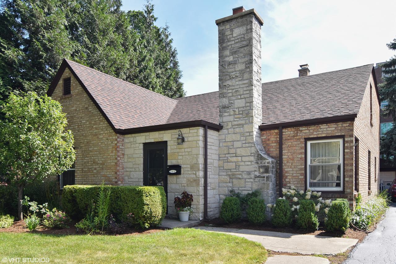 261 S Berkley Ave., Elmhurst, IL 60126