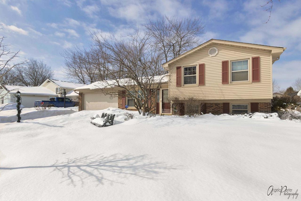 335 Pebblecreek Dr., Lake Zurich, IL 60047