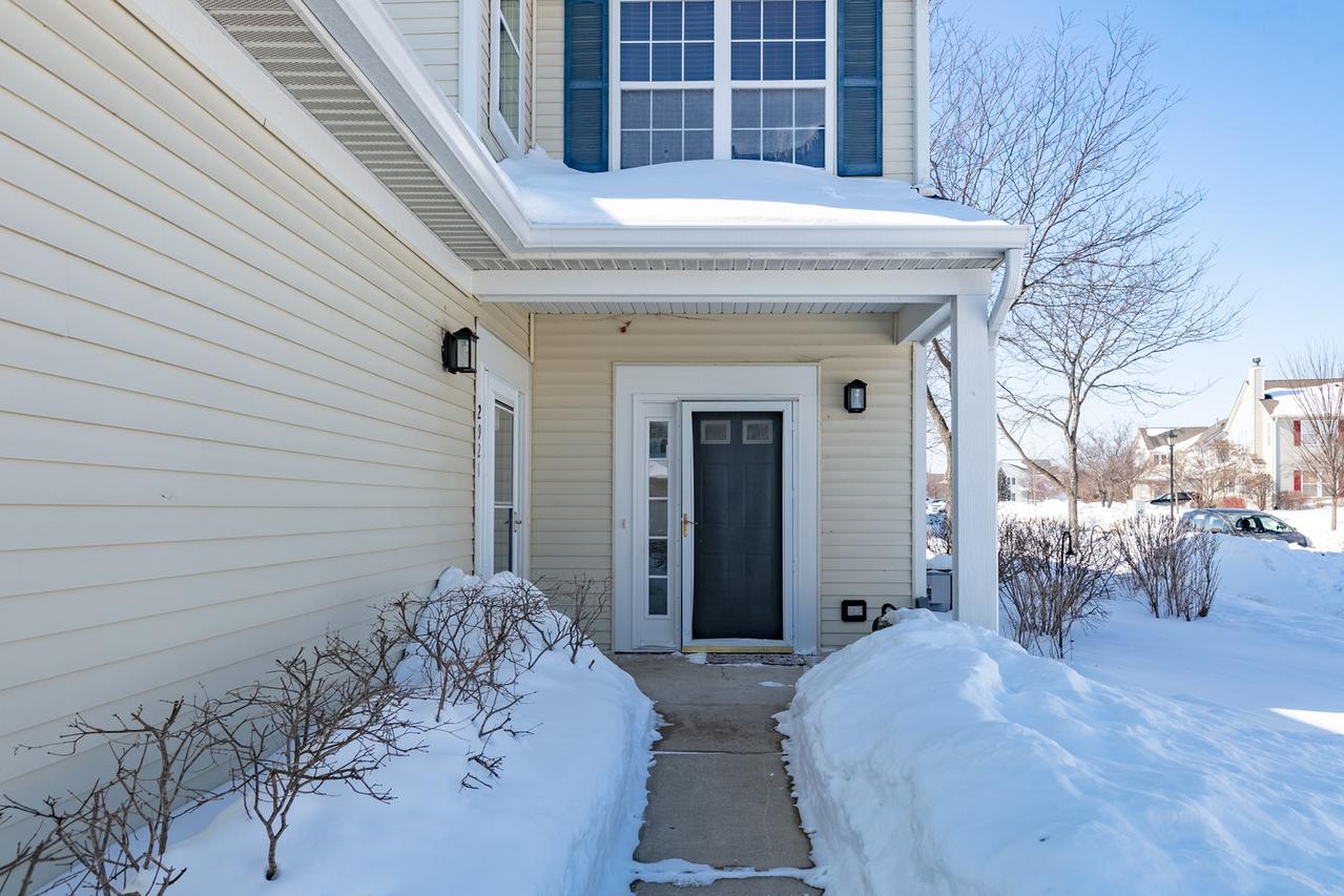 2919 Falling Waters Dr., Lindenhurst, IL 60046
