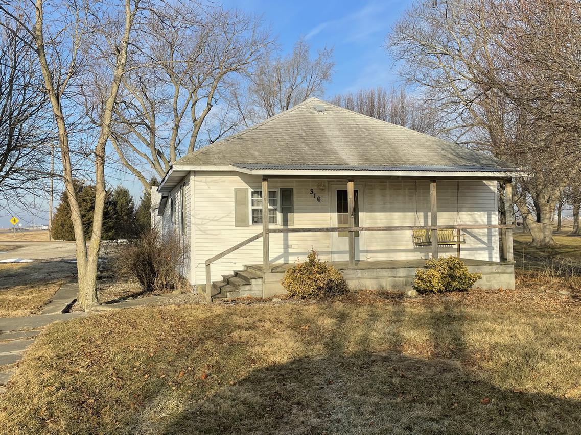316 W 1st St., Hume, IL 61932