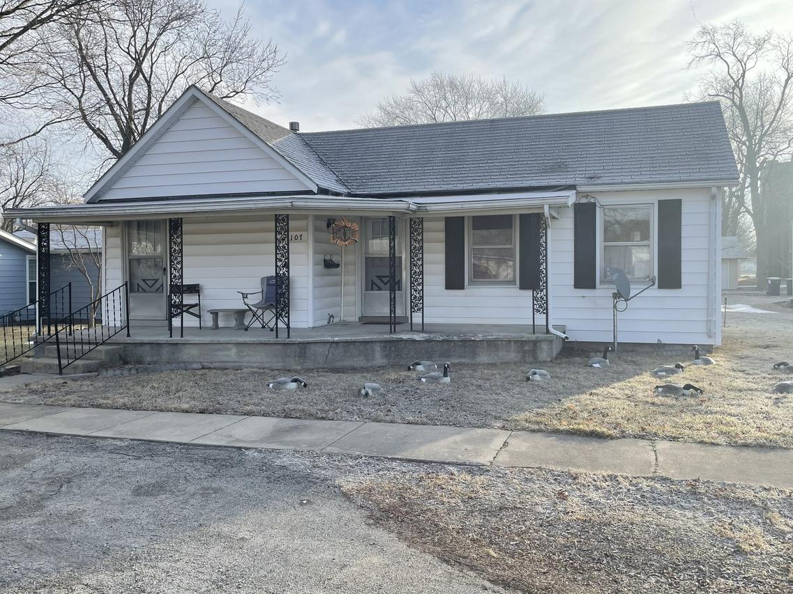 107 W 1st St., Hume, IL 61932