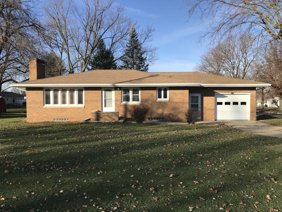 1002 W Front St., Roanoke, IL 61561