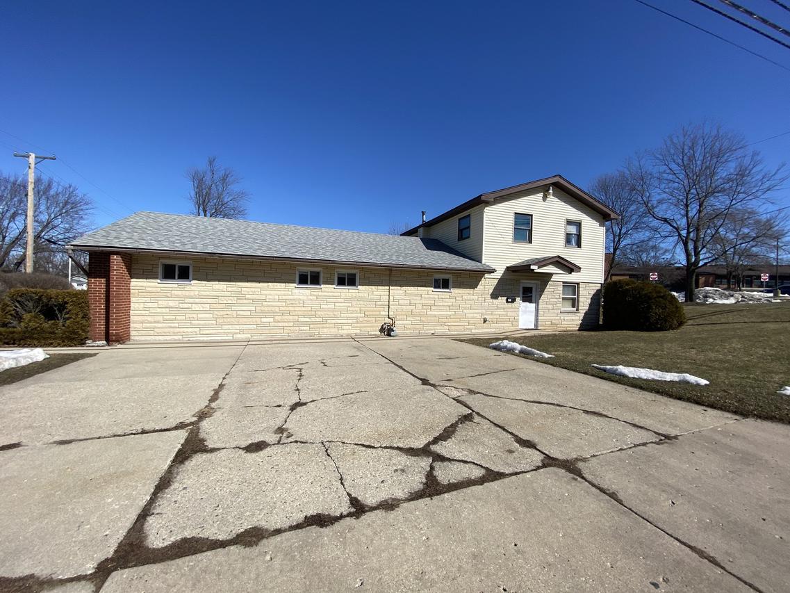 1701 Papoose Rd., Carpentersville, IL 60110