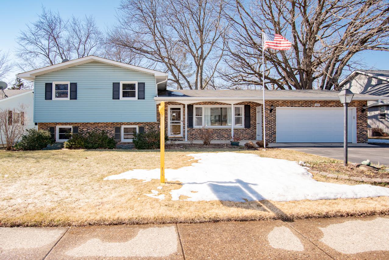 688 Hillside Ave., Antioch, IL 60002