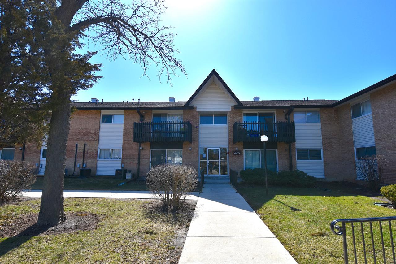 20A Kingery Quarter #102, Willowbrook, IL 60527