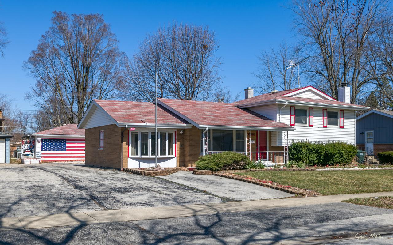 908 Coach Rd., Homewood, IL 60430