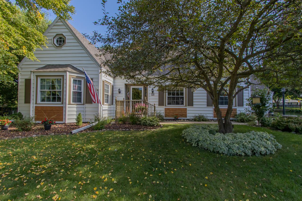 526 College Ter., Dekalb, IL 60115