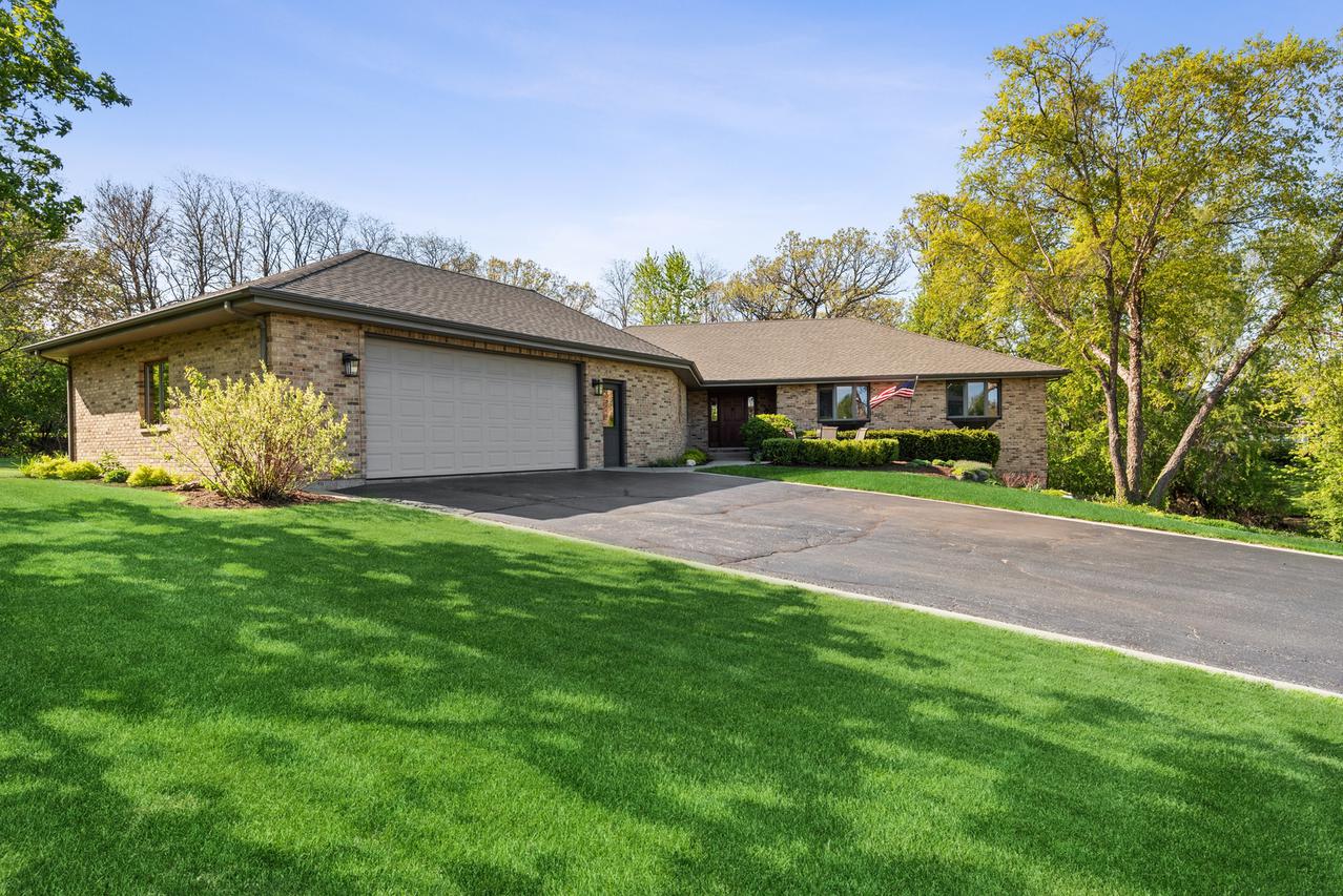 25460 Nancy Ct., Hawthorn Woods, IL 60047
