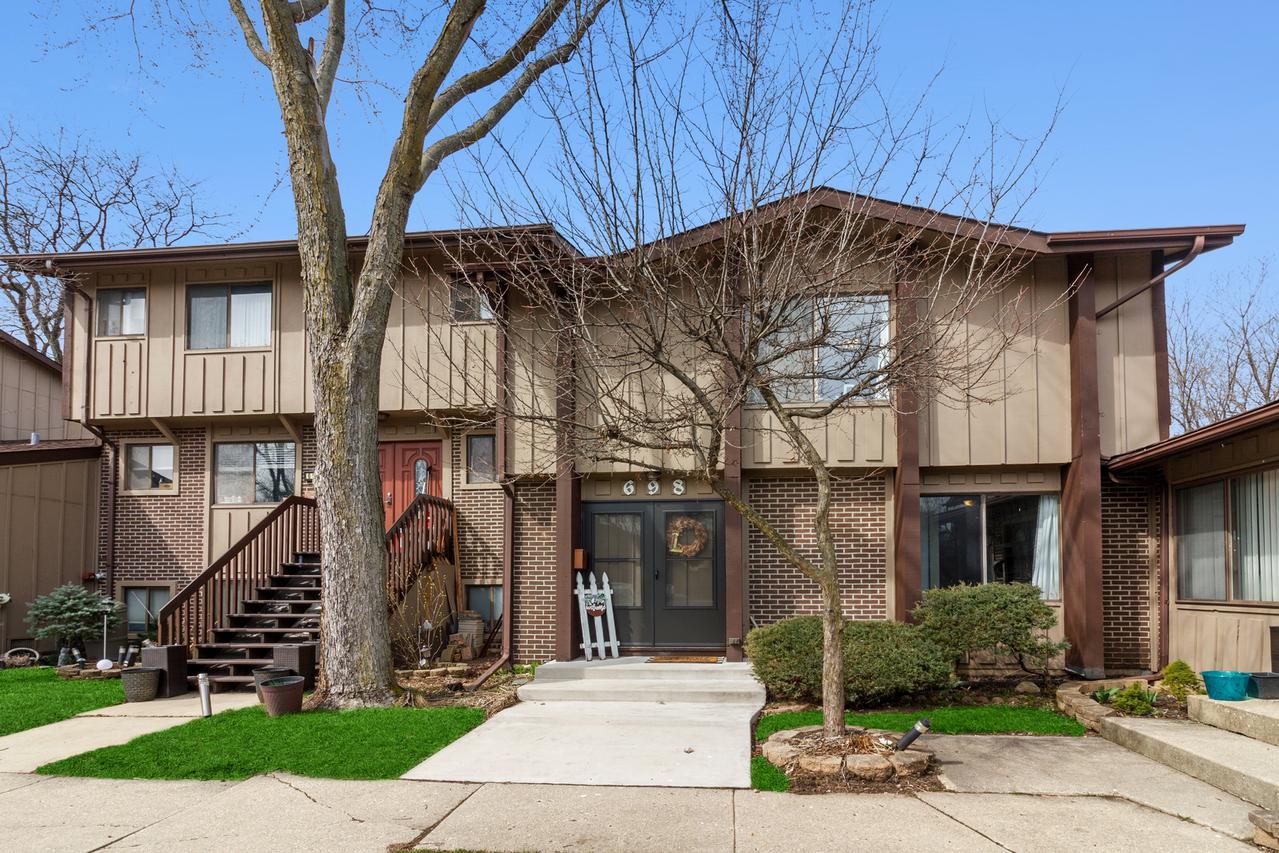 698 Circle Dr., Roselle, IL 60172