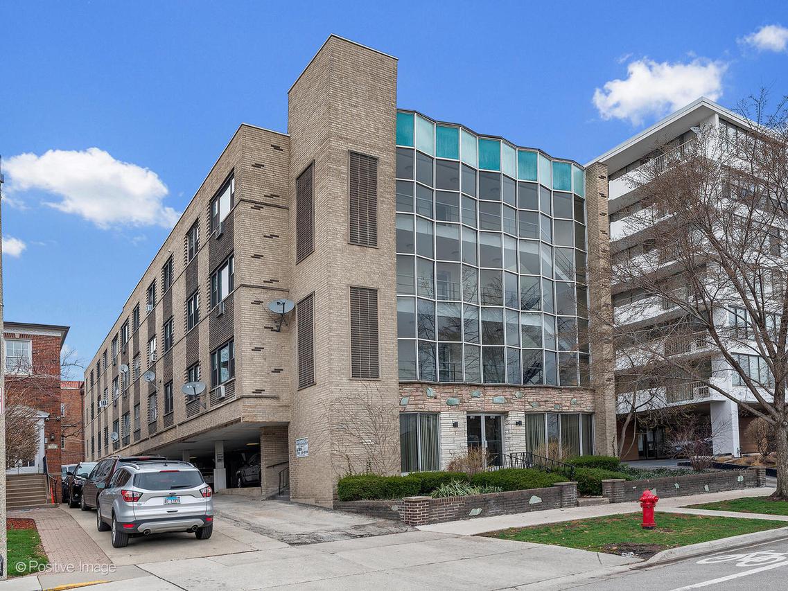 938 North Blvd. #201, Oak Park, IL 60301