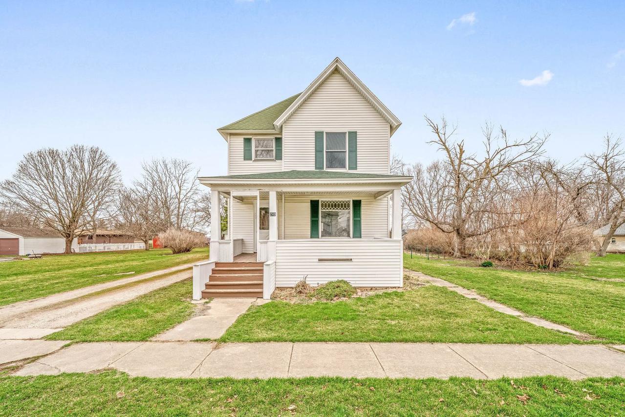 240 W Hall St., Leland, IL 60531