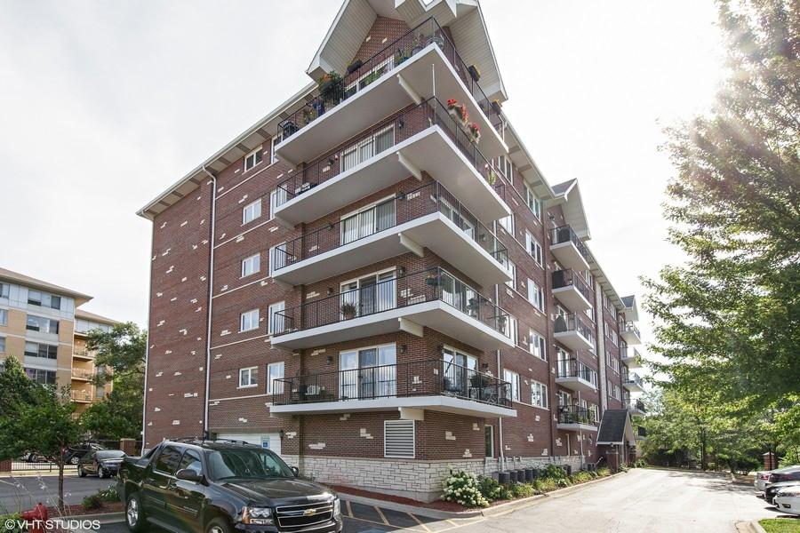 8030 River Walk Dr. #4F, Lyons, IL 60534