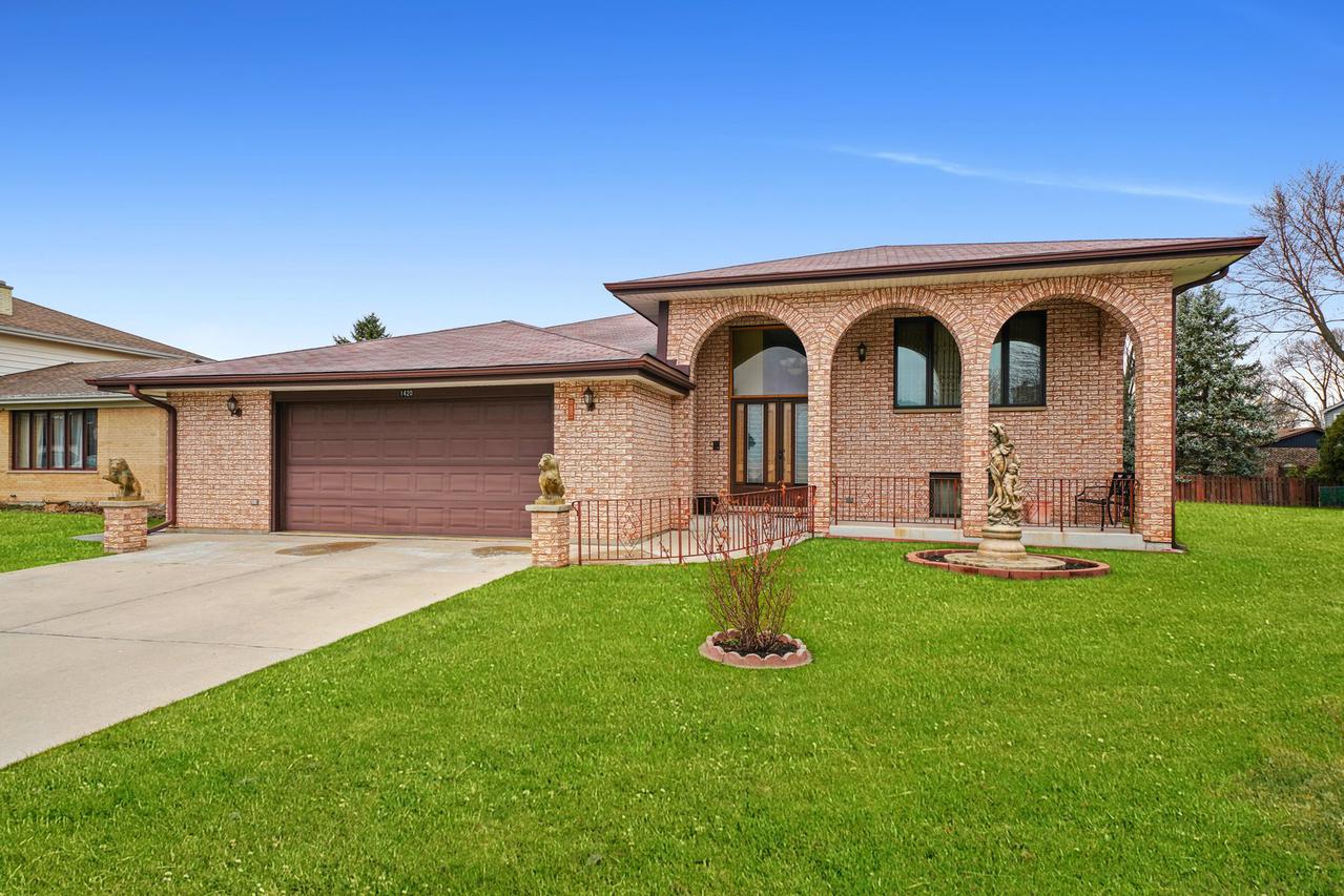 1420 W Russell Ct., Arlington Heights, IL 60005