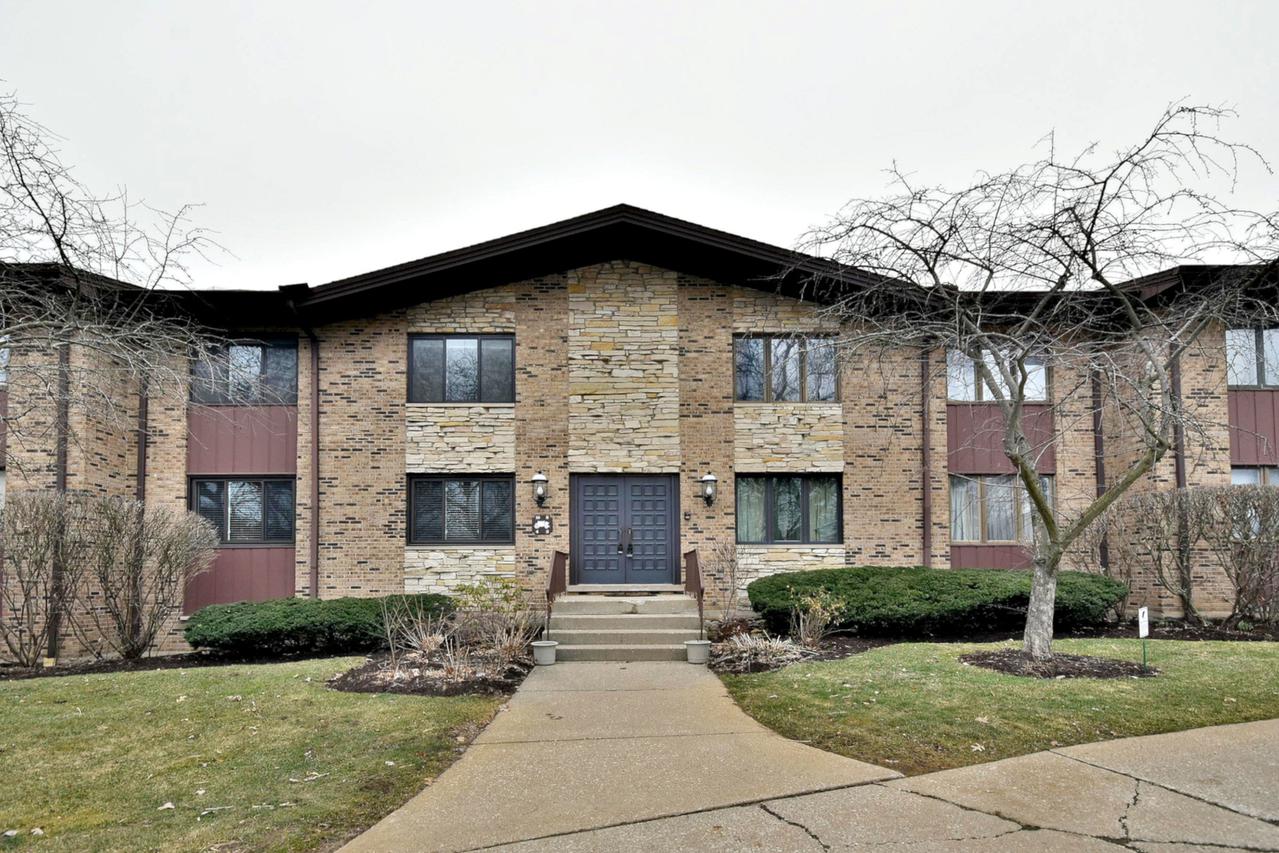 1640 Royal Oak Rd. #4, Darien, IL 60561