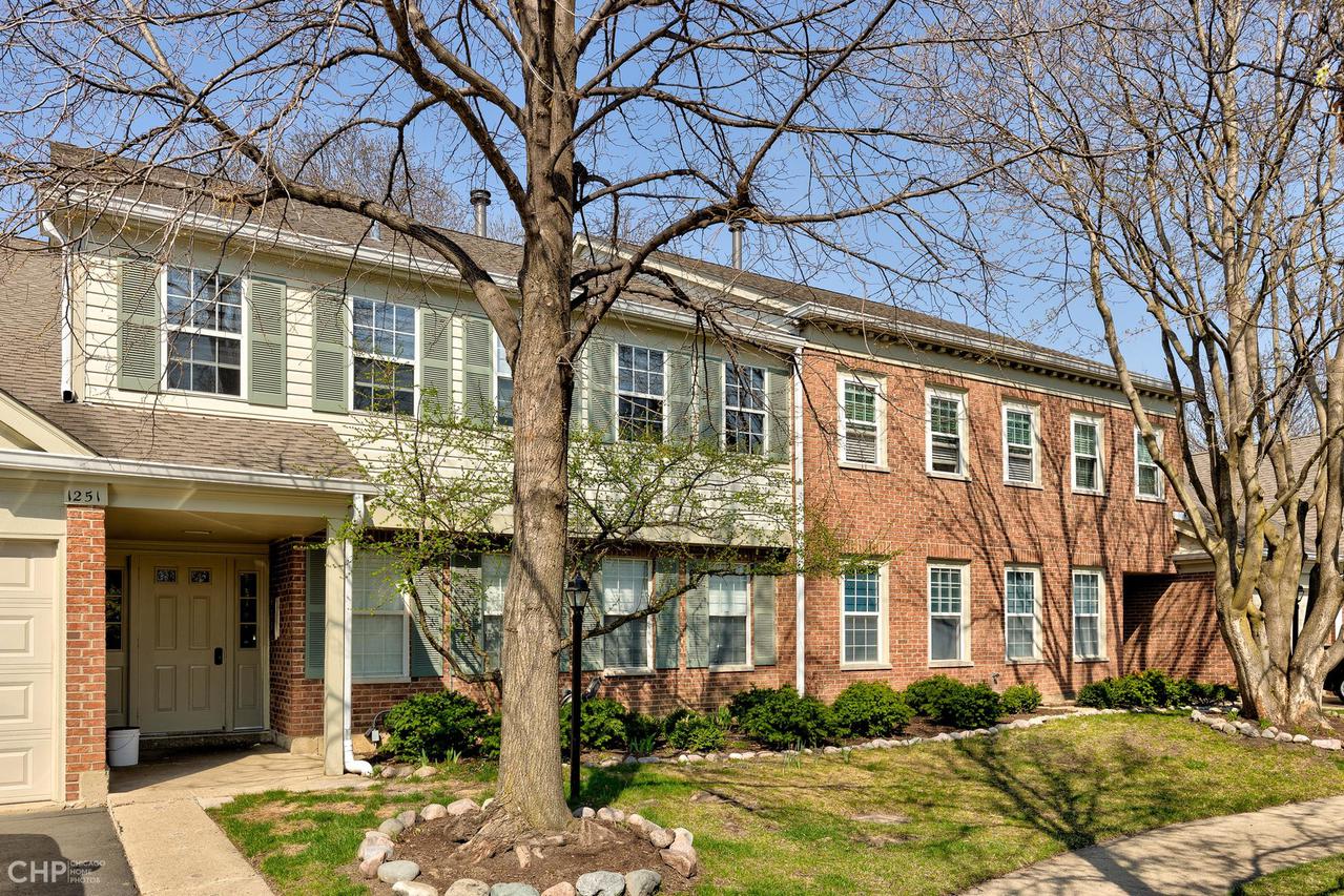 1251 Rosewood Ct. #B2, Schaumburg, IL 60193