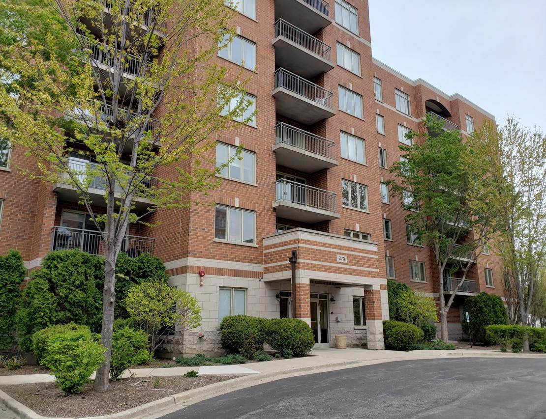 370 S Western Ave. #301, Des Plaines, IL 60016