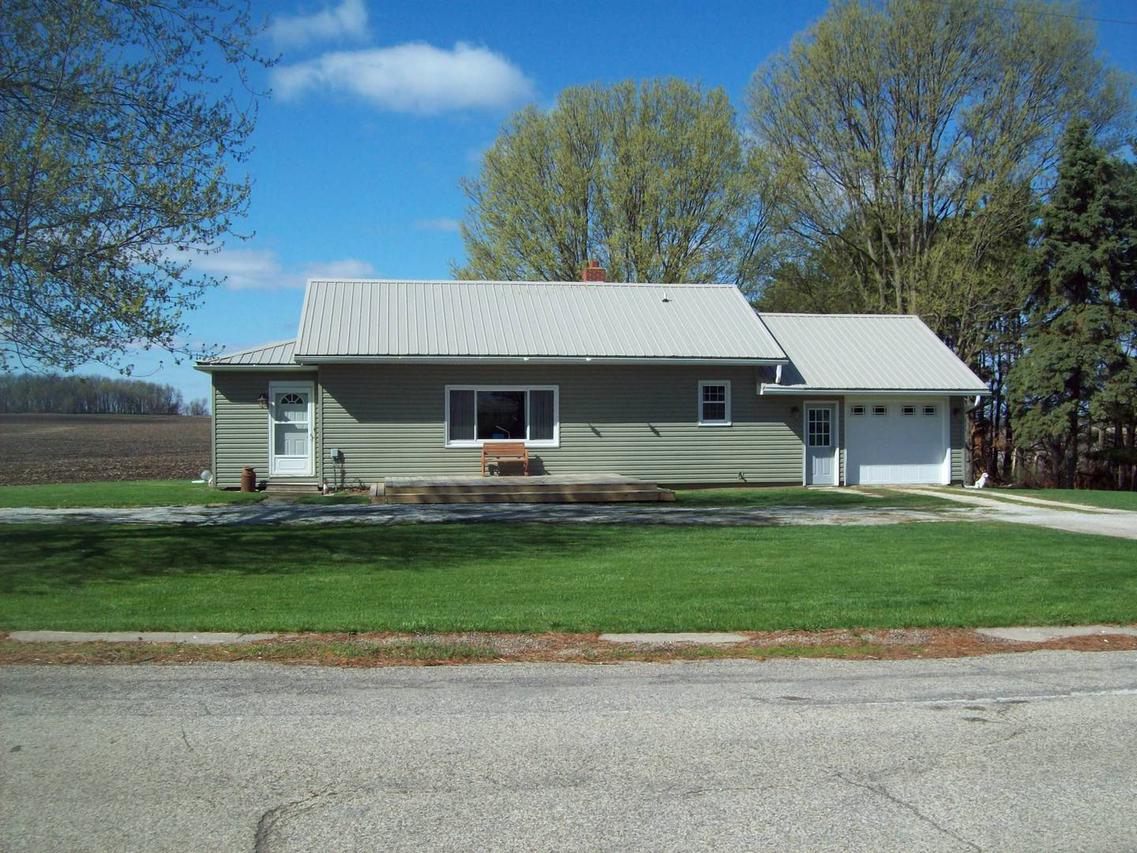 8908 Backbone Rd., Sheffield, IL 61361