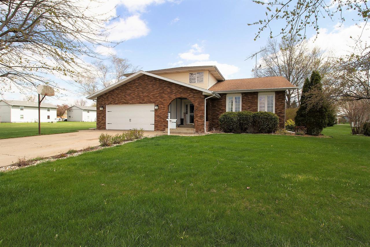 604 S East St., Gardner, IL 60424