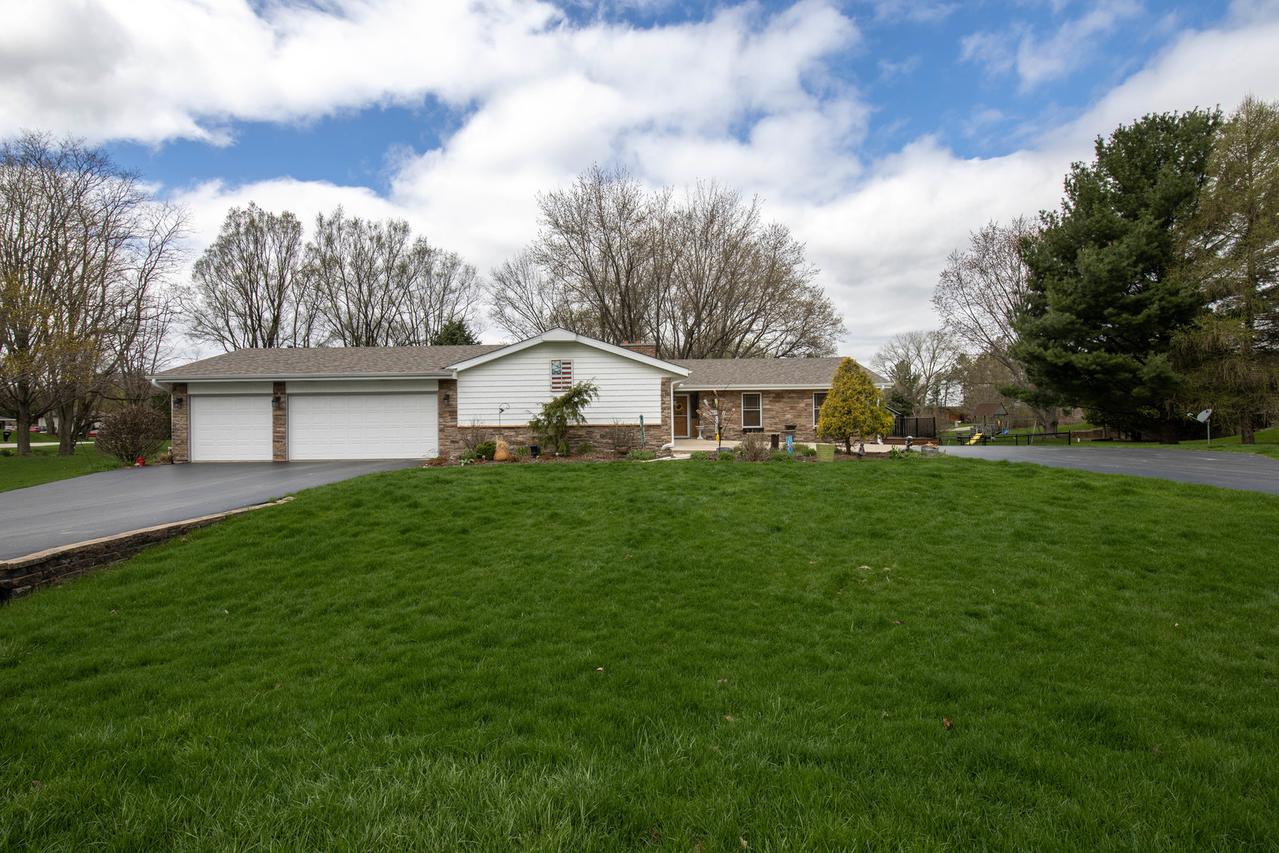 8452 Mark Dr., Roscoe, IL 61073
