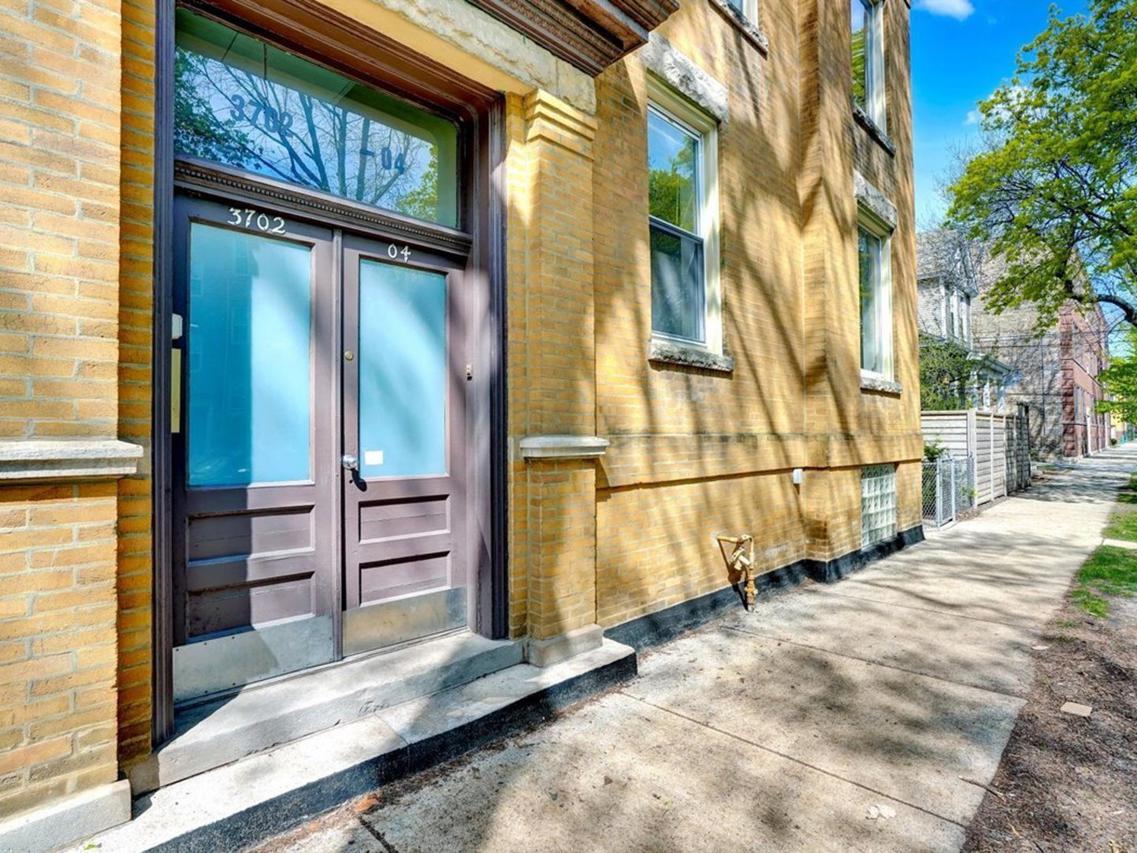 3702 N Hoyne Ave., Chicago, IL 60618