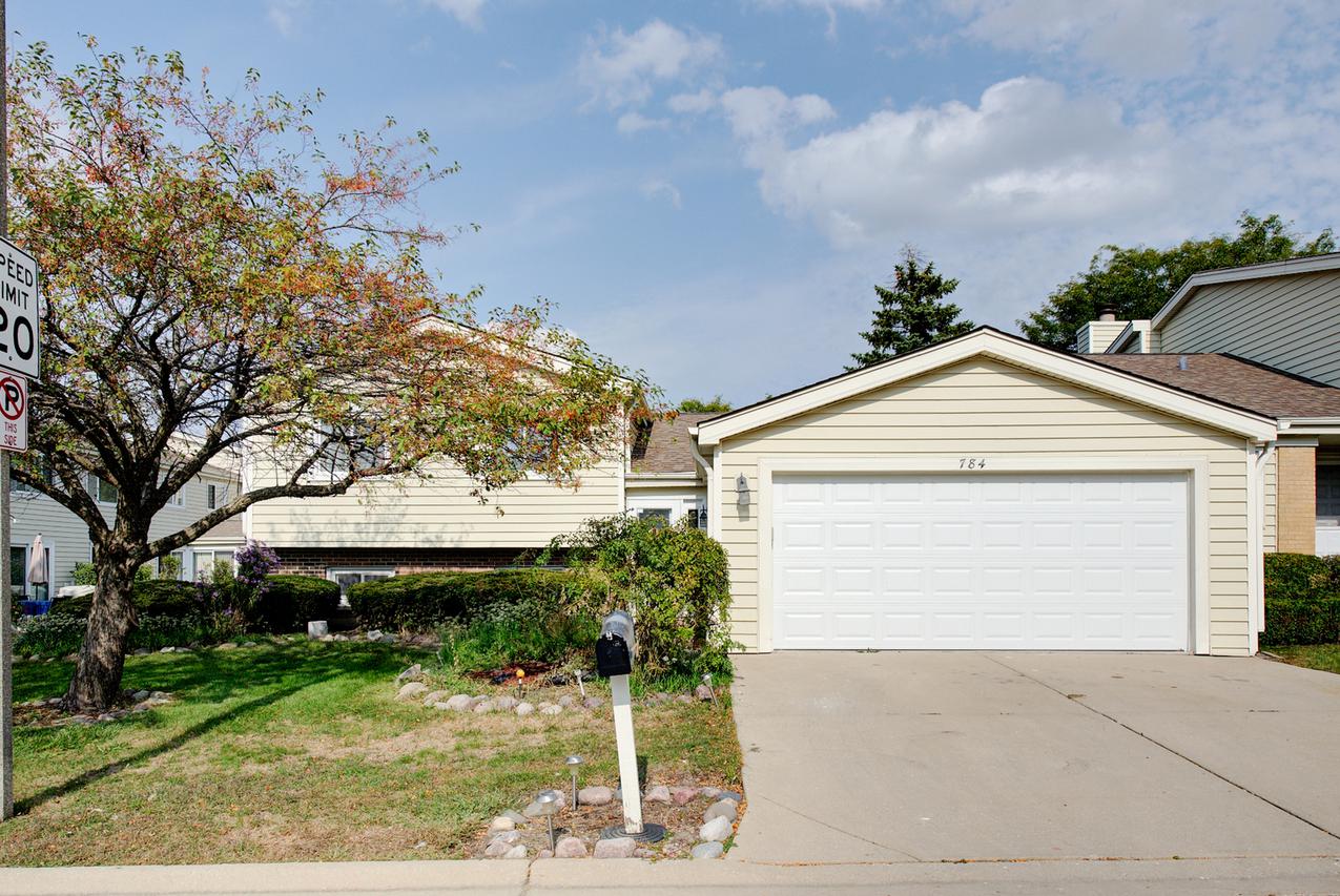 784 Buckingham Ct., Hoffman Estates, IL 60169