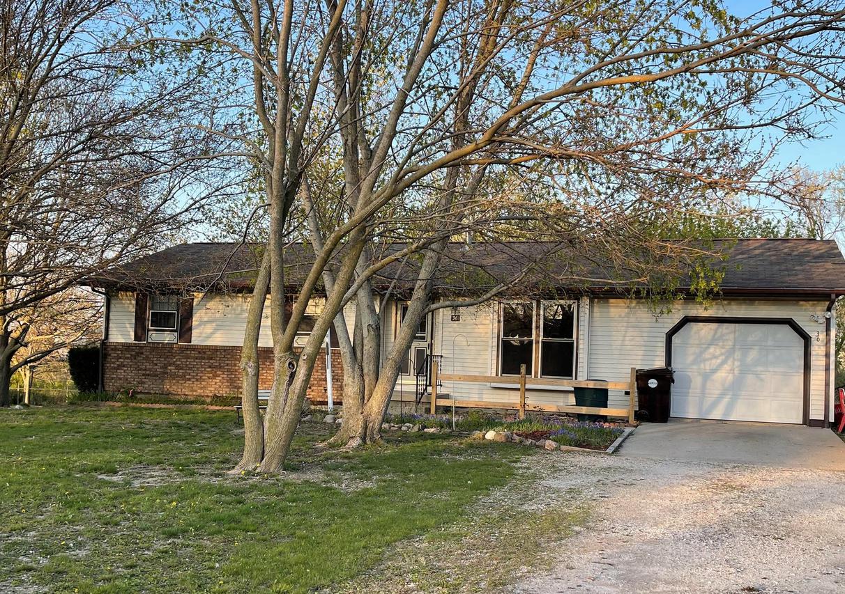 36 S Pickett Dr., Fisher, IL 61843