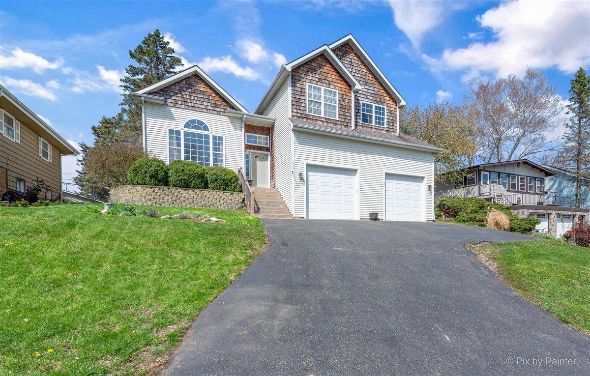 224 W Lake Shore Dr., Oakwood Hills, IL 60013