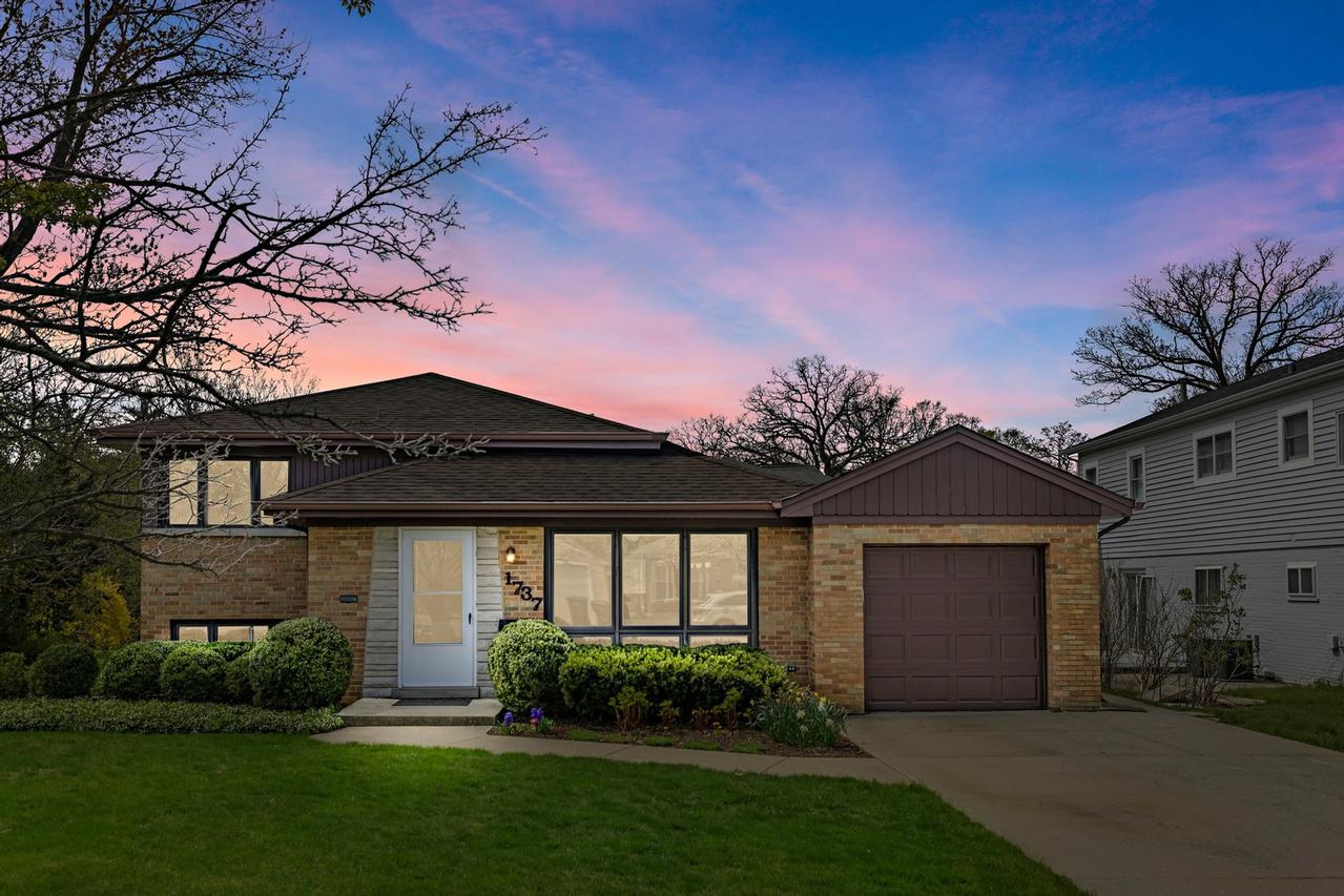 1737 Marcee Ln., Northbrook, IL 60062